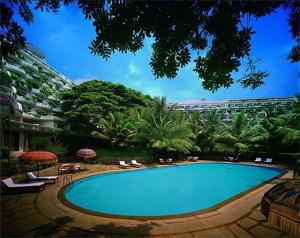 swimming pool of oberoi bangalore